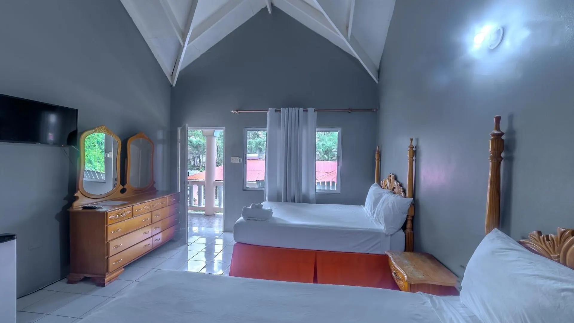 Tamboo Resort Негрил Отель