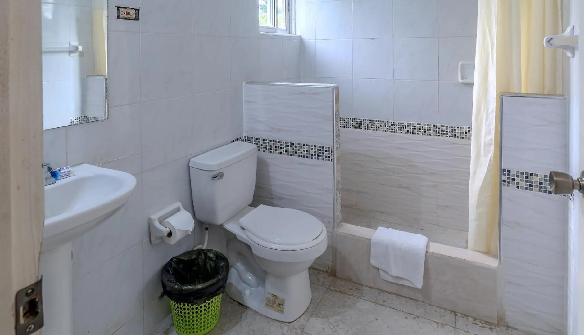 Отель Tamboo Resort Негрил