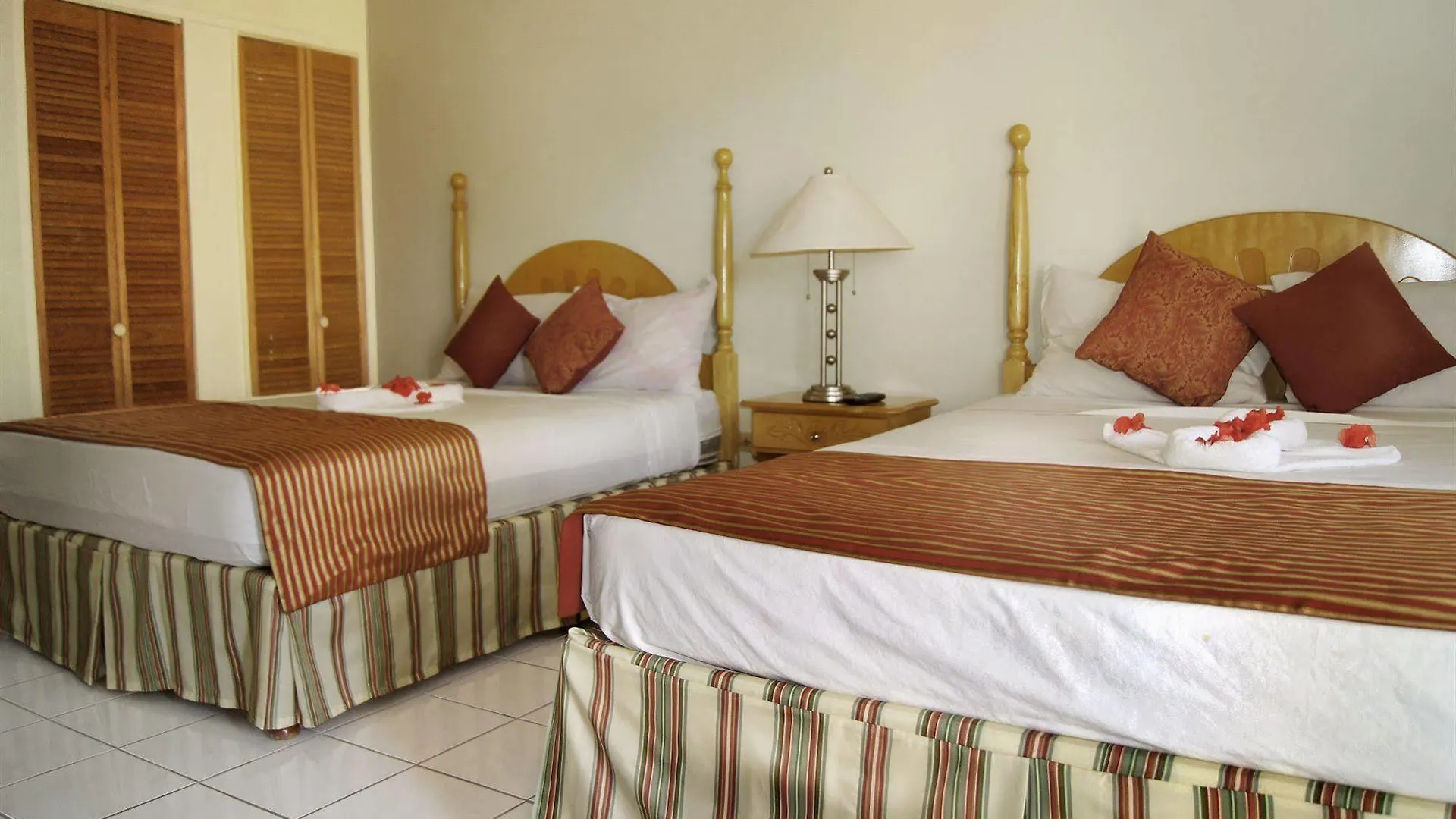 Tamboo Resort Негрил Отель