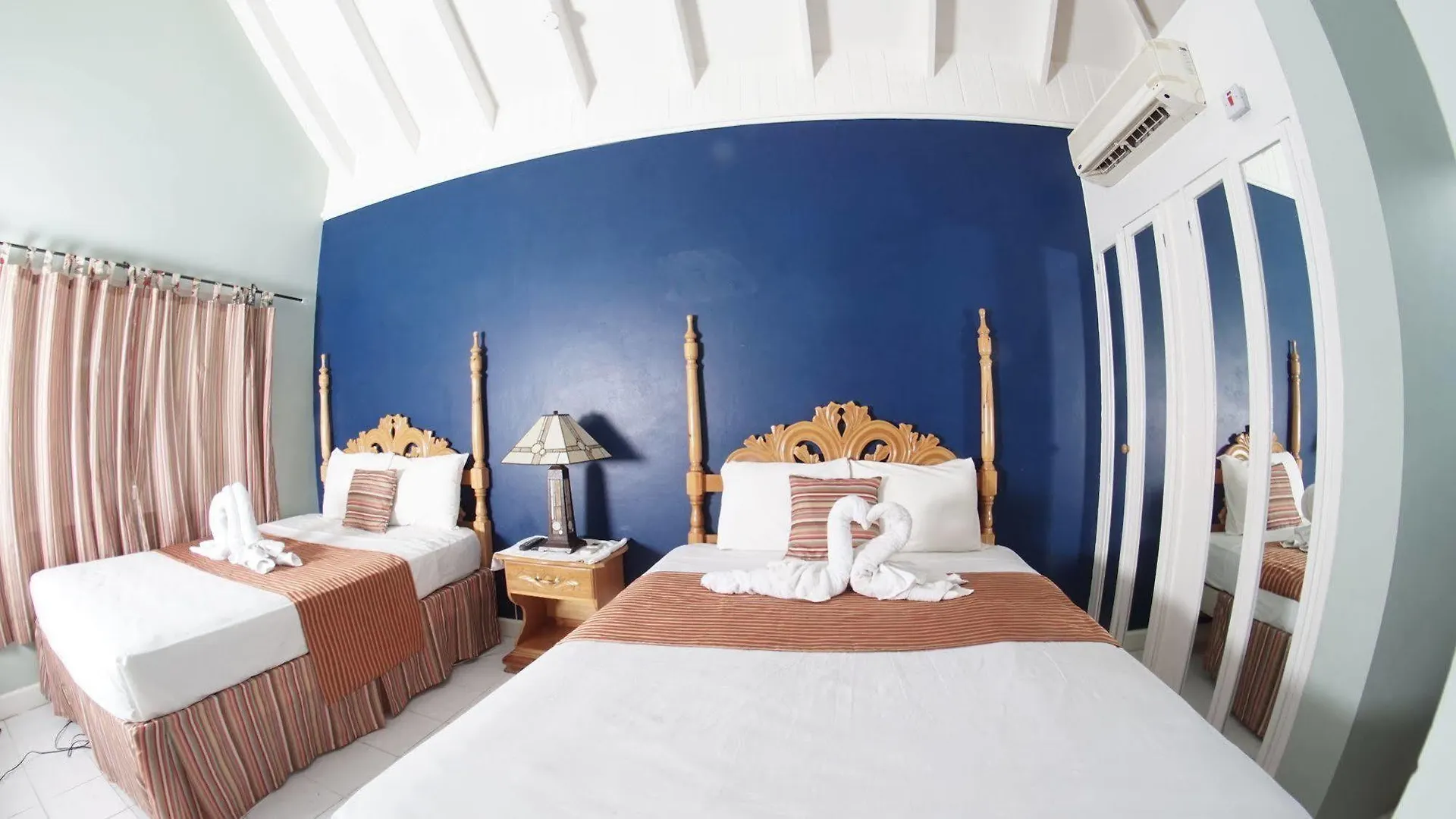 Tamboo Resort Негрил Отель