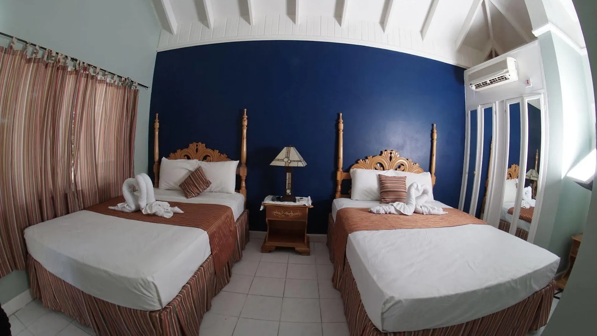 Tamboo Resort Негрил